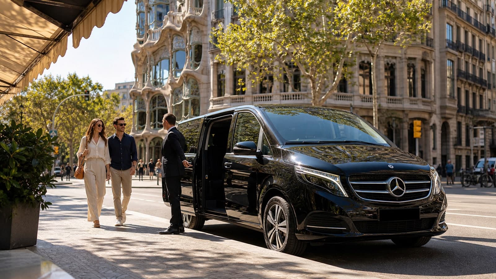 Mercedes de MeTransfers para Descubre Barcelona en 4, 6 u 8 horas Elige el tour en coche a tu medida