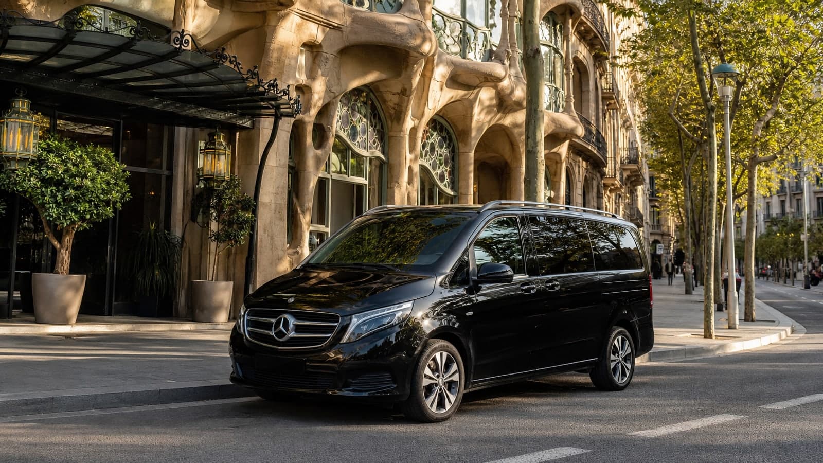 Mercedes de MeTransfers para Descubre El Placer de la carretera Tu traslado privado de Barcelona a Lloret de Mar