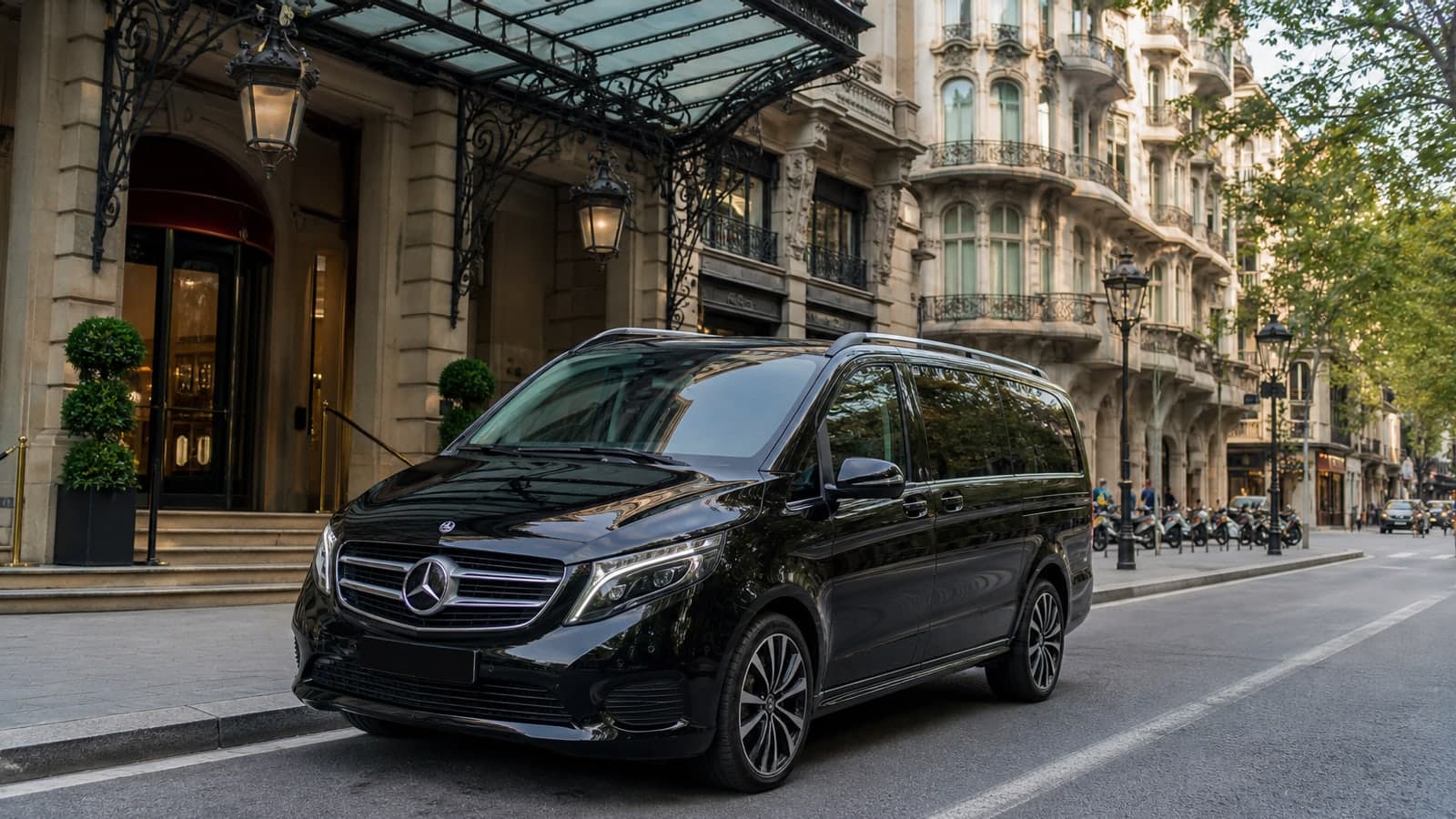Mercedes de MeTransfers para Guía Completa: Shopping Tour Visita a La Roca Village con chófer privado y espacio para todas tus compras