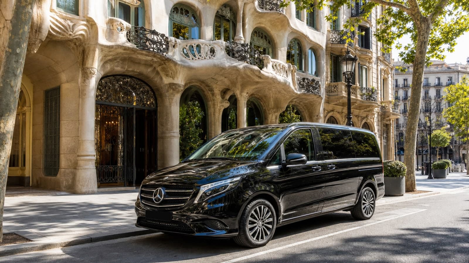 Mercedes de MeTransfers para Guía Completa: Tour panorámico por Barcelona Las mejores vistas sin bajar de tu coche privado