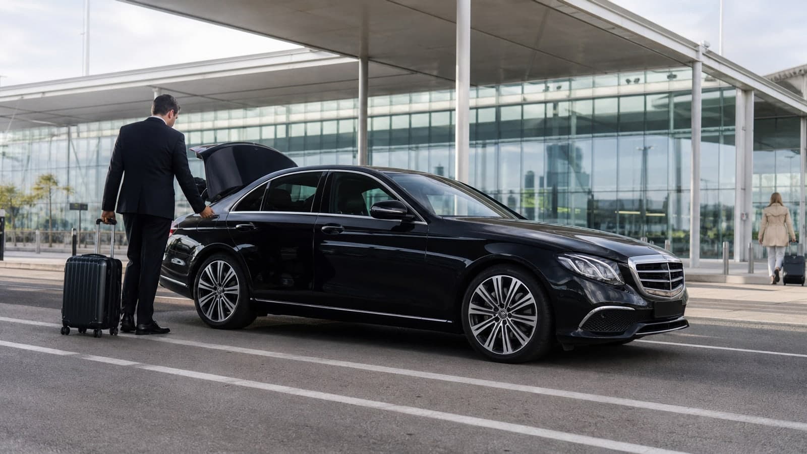 Mercedes de MeTransfers para La Mejor Opción de Eficiencia en el Aeropuerto El punto de encuentro exacto para evitar esperas