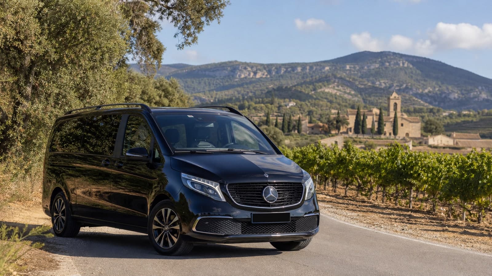 Mercedes de MeTransfers para Todo lo que debes saber sobre Ruta por el Penedès Visita las bodegas con un chófer privado y disfruta sin preocuparte por conducir